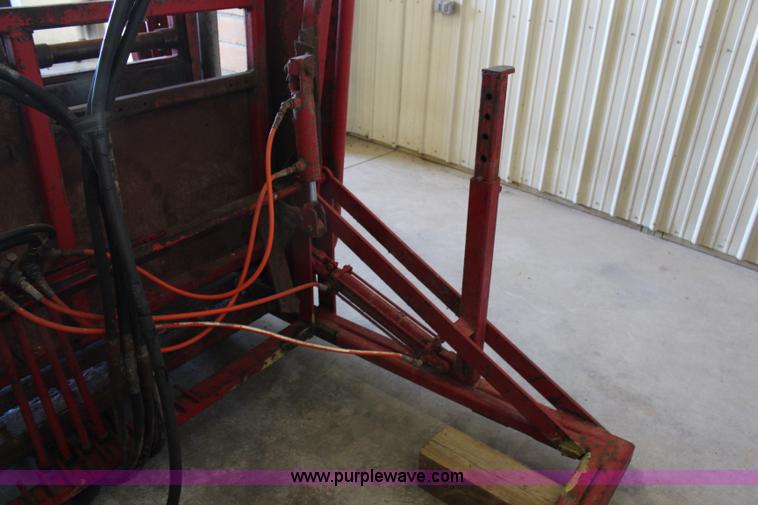 image for item H6788 Bowman hydraulic cattle chute