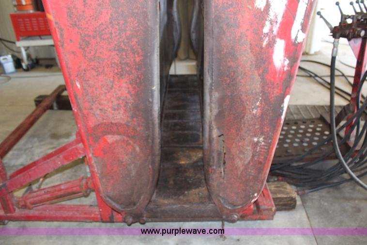 image for item H6788 Bowman hydraulic cattle chute