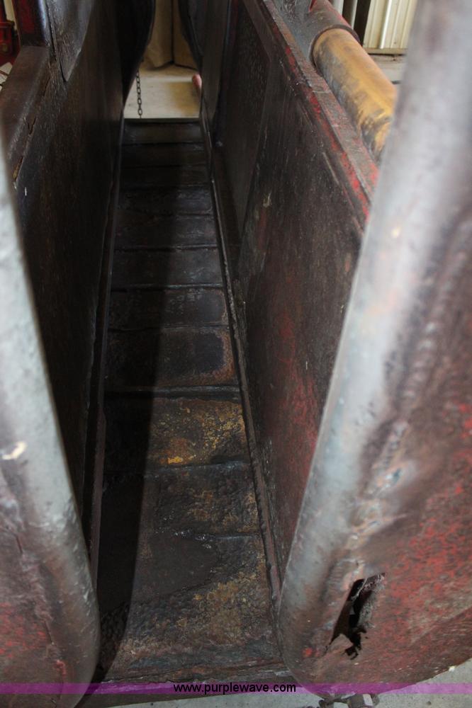 image for item H6788 Bowman hydraulic cattle chute