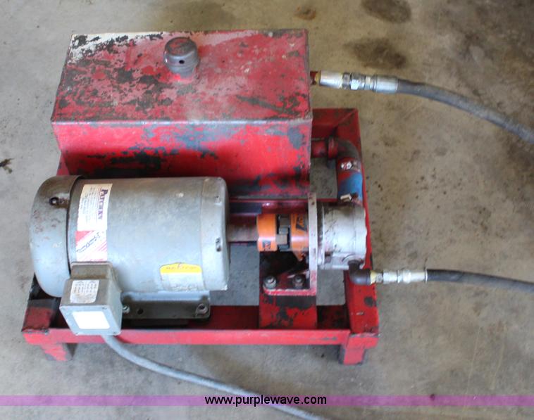 image for item H6788 Bowman hydraulic cattle chute