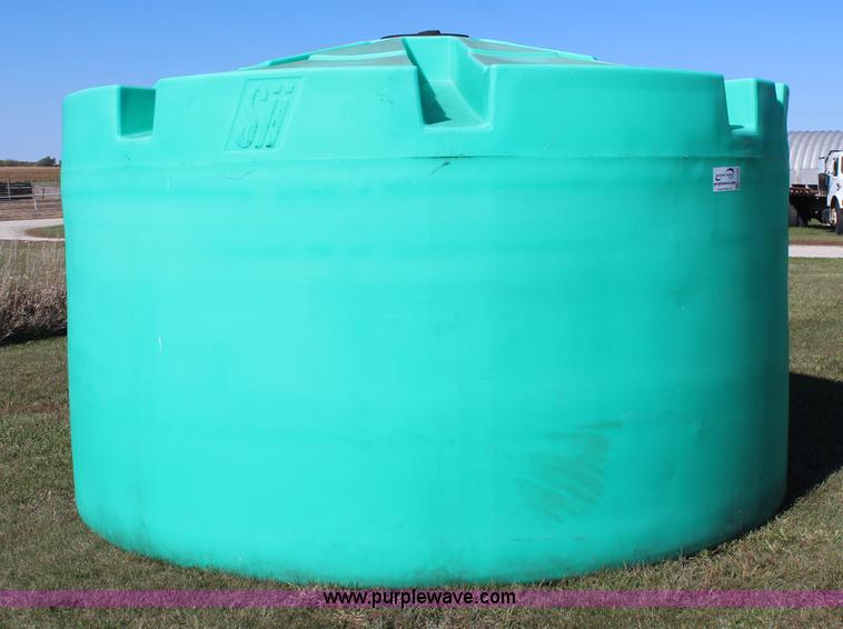 image for item H6888 5,000 gallon poly tank