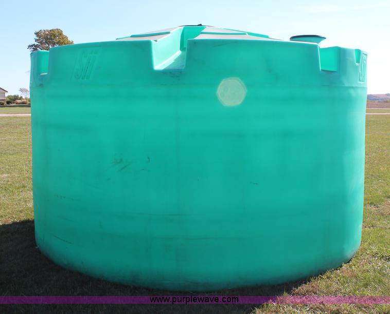 image for item H6888 5,000 gallon poly tank
