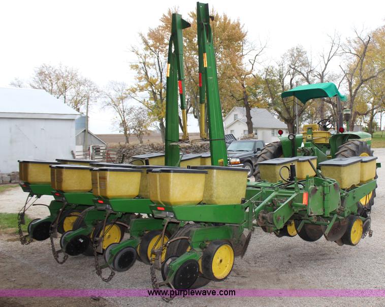 John Deere 7000 eight row planter in Pomona, KS Item H7941 sold Purple Wave