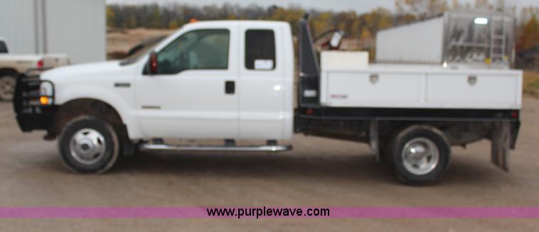 image for item H7959 2003 Ford F350 Super Duty XLT SuperCab flatbed pickup truck