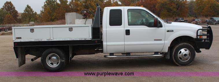image for item H7959 2003 Ford F350 Super Duty XLT SuperCab flatbed pickup truck