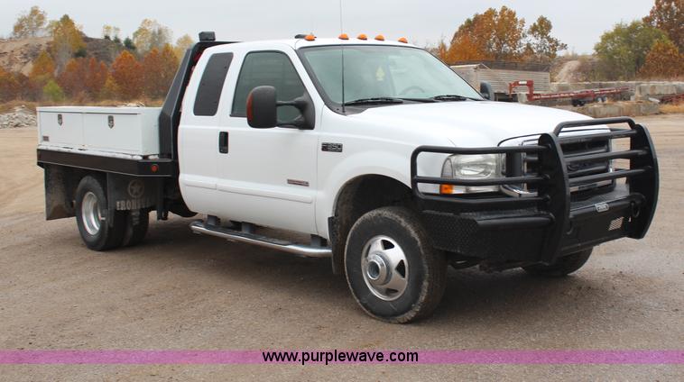image for item H7959 2003 Ford F350 Super Duty XLT SuperCab flatbed pickup truck