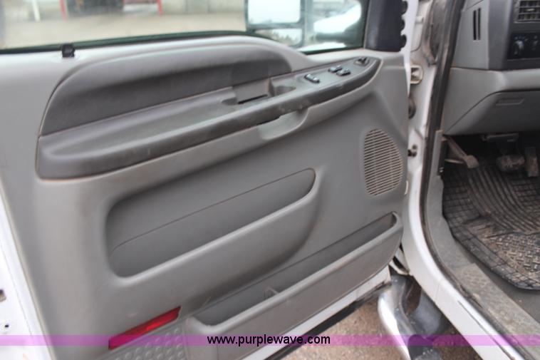 image for item H7959 2003 Ford F350 Super Duty XLT SuperCab flatbed pickup truck