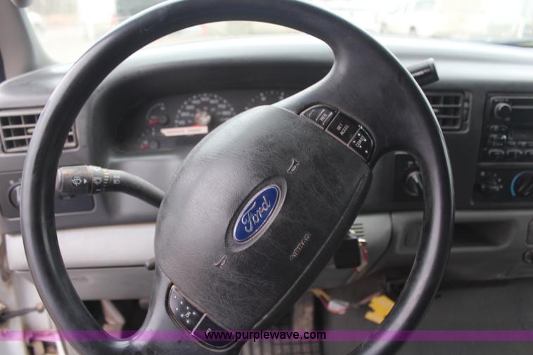 image for item H7959 2003 Ford F350 Super Duty XLT SuperCab flatbed pickup truck