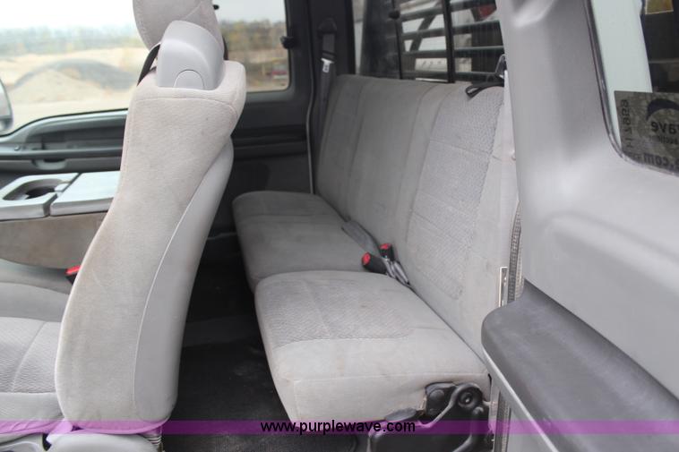 image for item H7959 2003 Ford F350 Super Duty XLT SuperCab flatbed pickup truck