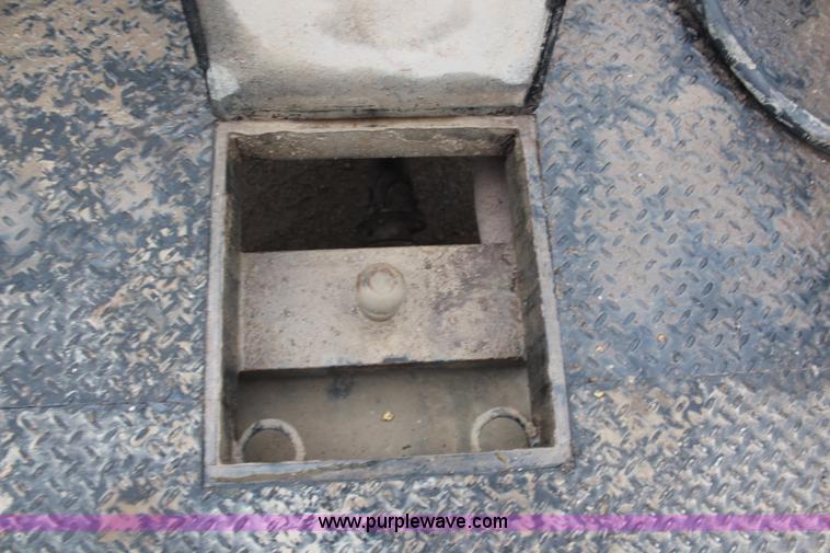 image for item H7959 2003 Ford F350 Super Duty XLT SuperCab flatbed pickup truck