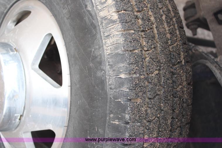 image for item H7959 2003 Ford F350 Super Duty XLT SuperCab flatbed pickup truck