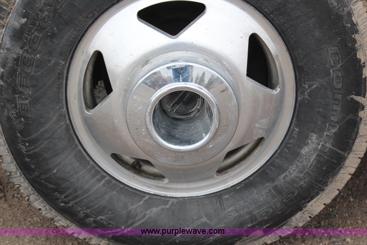 image for item H7959 2003 Ford F350 Super Duty XLT SuperCab flatbed pickup truck