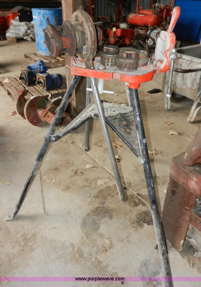 image for item AT9289 Ridgid 500 threading machine with pipe vise