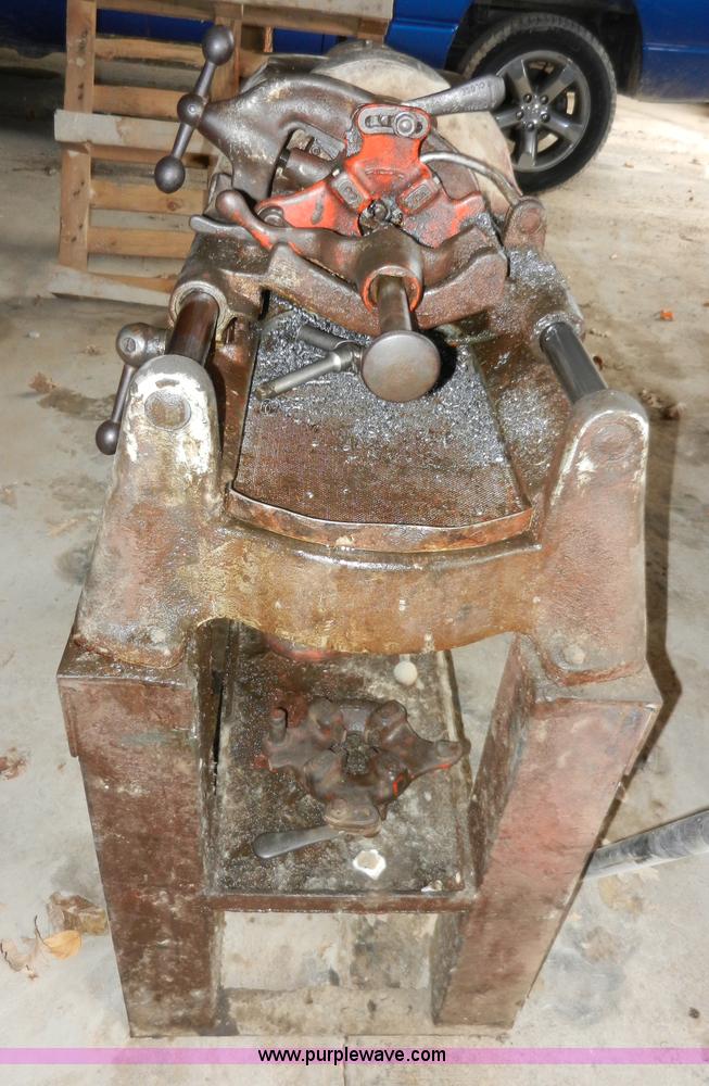 image for item AT9289 Ridgid 500 threading machine with pipe vise