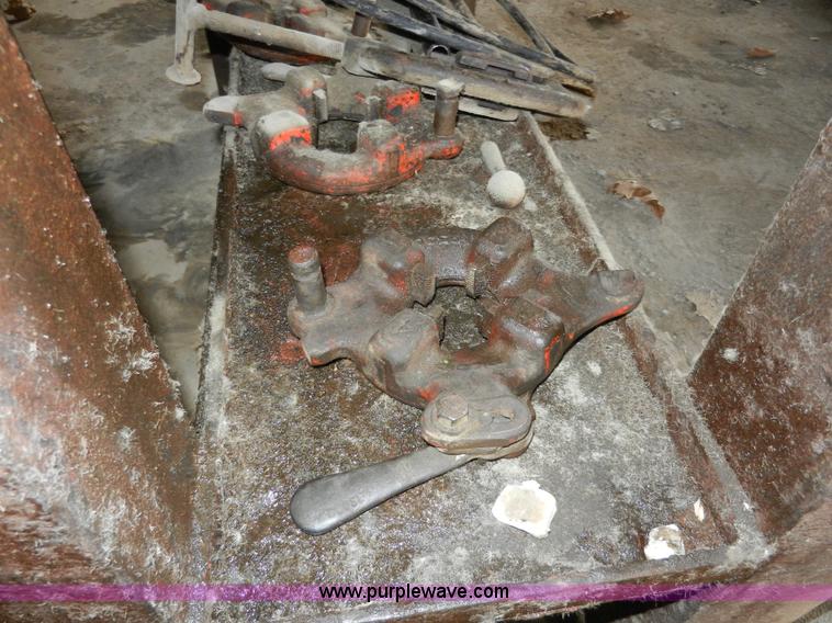 image for item AT9289 Ridgid 500 threading machine with pipe vise