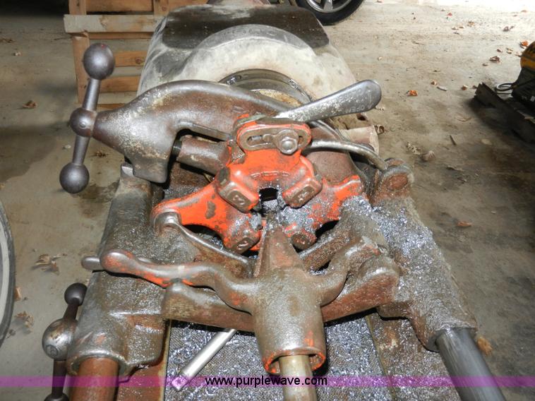 image for item AT9289 Ridgid 500 threading machine with pipe vise