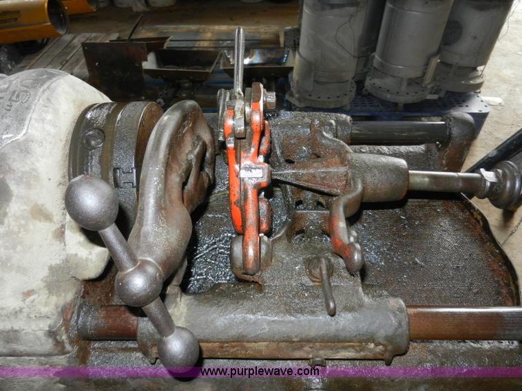 image for item AT9289 Ridgid 500 threading machine with pipe vise