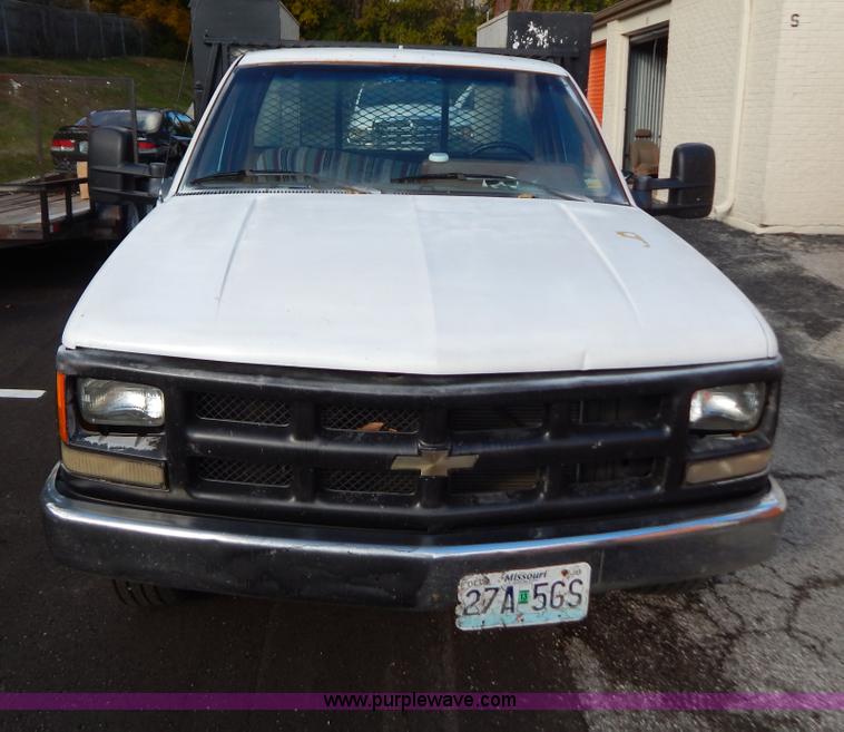 image for item B5989 1990 Chevrolet 2500 dump bed truck