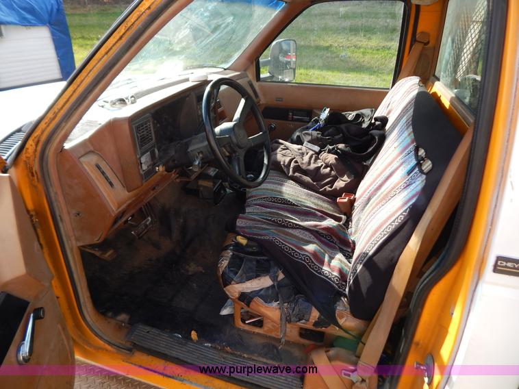 image for item B5989 1990 Chevrolet 2500 dump bed truck