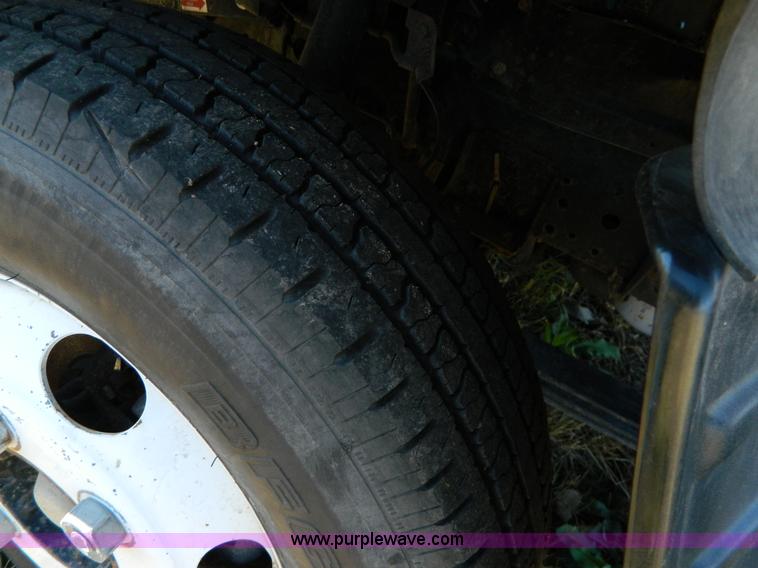 image for item D6069 2005 Isuzu NPR cab and chassis