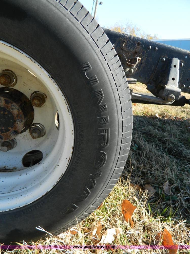 image for item D6069 2005 Isuzu NPR cab and chassis