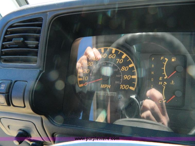 image for item D6069 2005 Isuzu NPR cab and chassis