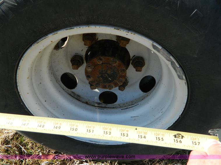 image for item D6069 2005 Isuzu NPR cab and chassis