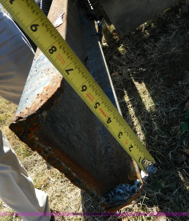 image for item D6069 2005 Isuzu NPR cab and chassis