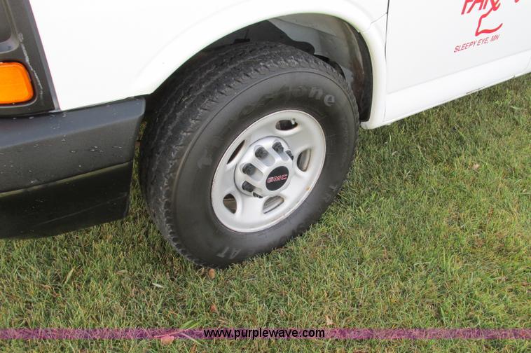 image for item E5216 2008 GMC Savana G2500 van