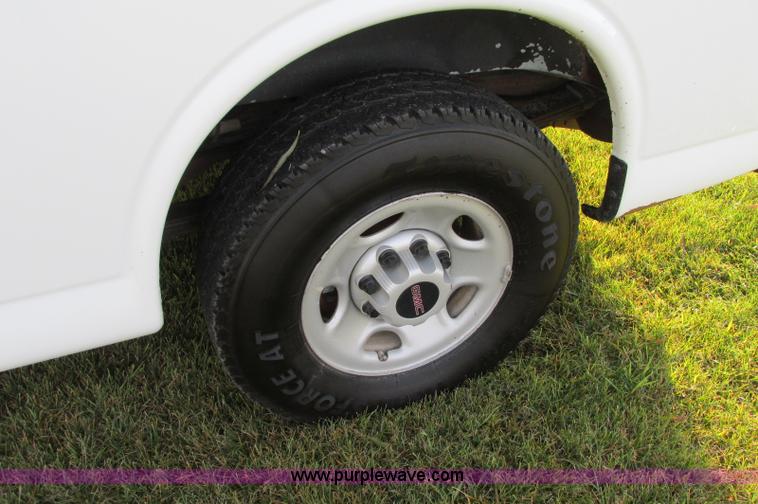 image for item E5216 2008 GMC Savana G2500 van