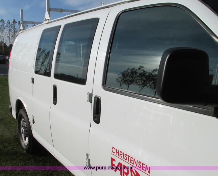 image for item E5216 2008 GMC Savana G2500 van