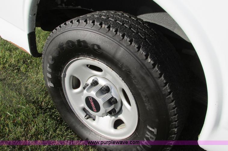 image for item E5216 2008 GMC Savana G2500 van
