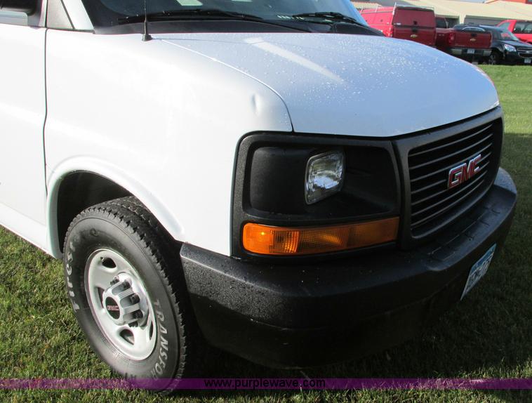 image for item E5216 2008 GMC Savana G2500 van