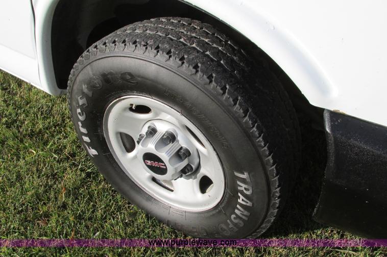 image for item E5216 2008 GMC Savana G2500 van