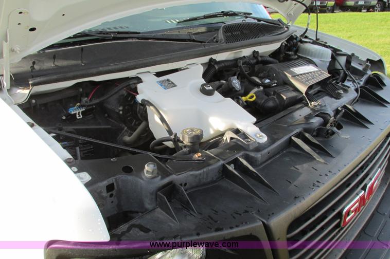 image for item E5216 2008 GMC Savana G2500 van