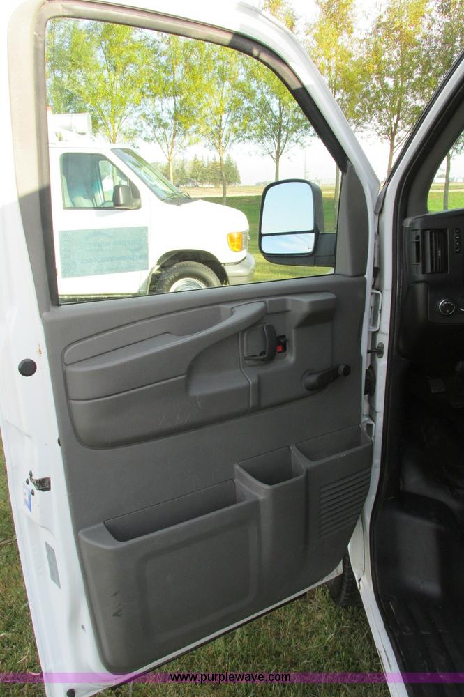 image for item E5216 2008 GMC Savana G2500 van