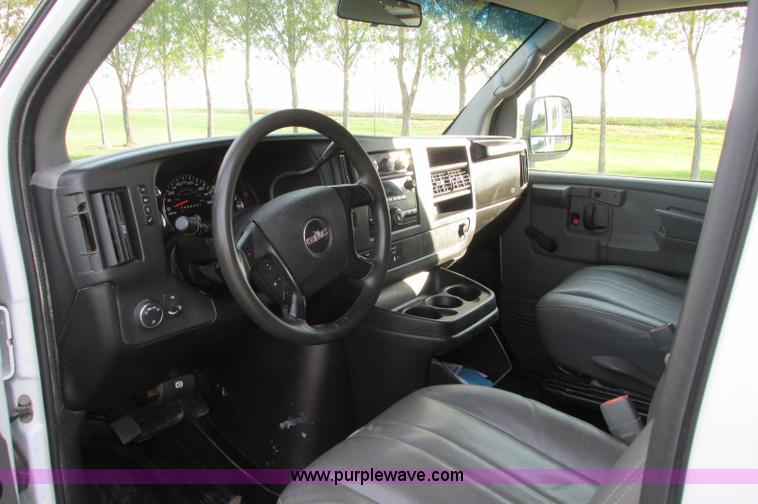 image for item E5216 2008 GMC Savana G2500 van