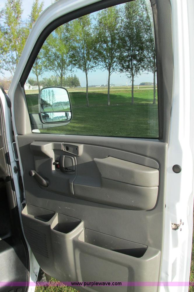 image for item E5216 2008 GMC Savana G2500 van