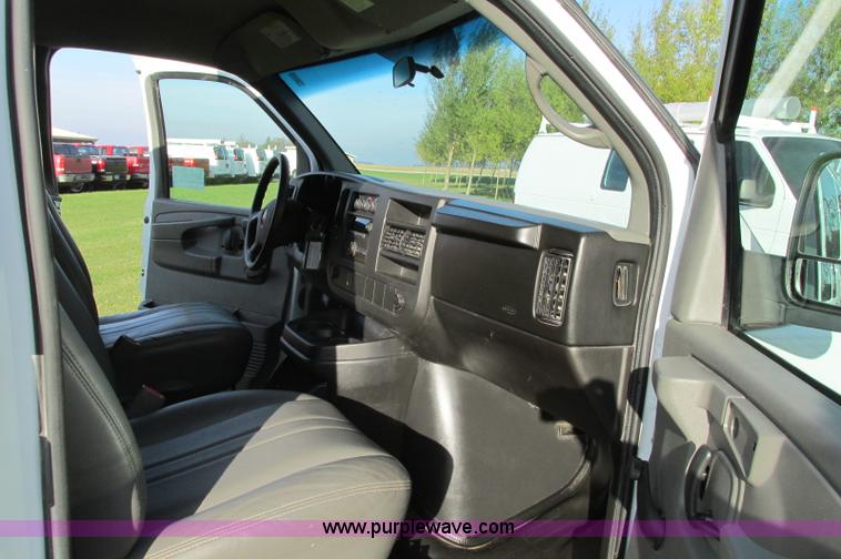 image for item E5216 2008 GMC Savana G2500 van