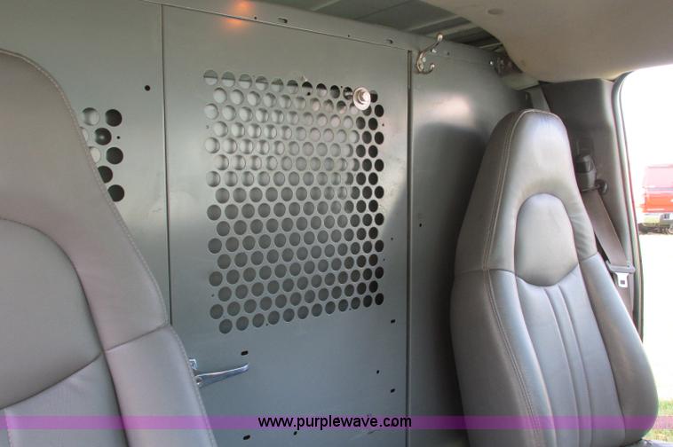 image for item E5216 2008 GMC Savana G2500 van