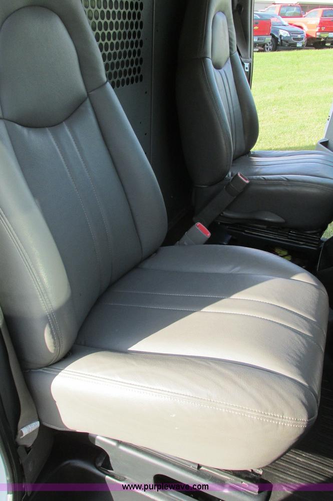 image for item E5216 2008 GMC Savana G2500 van