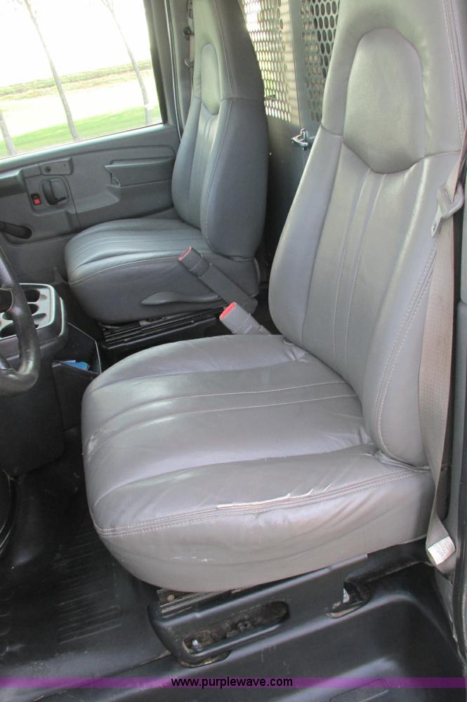 image for item E5216 2008 GMC Savana G2500 van