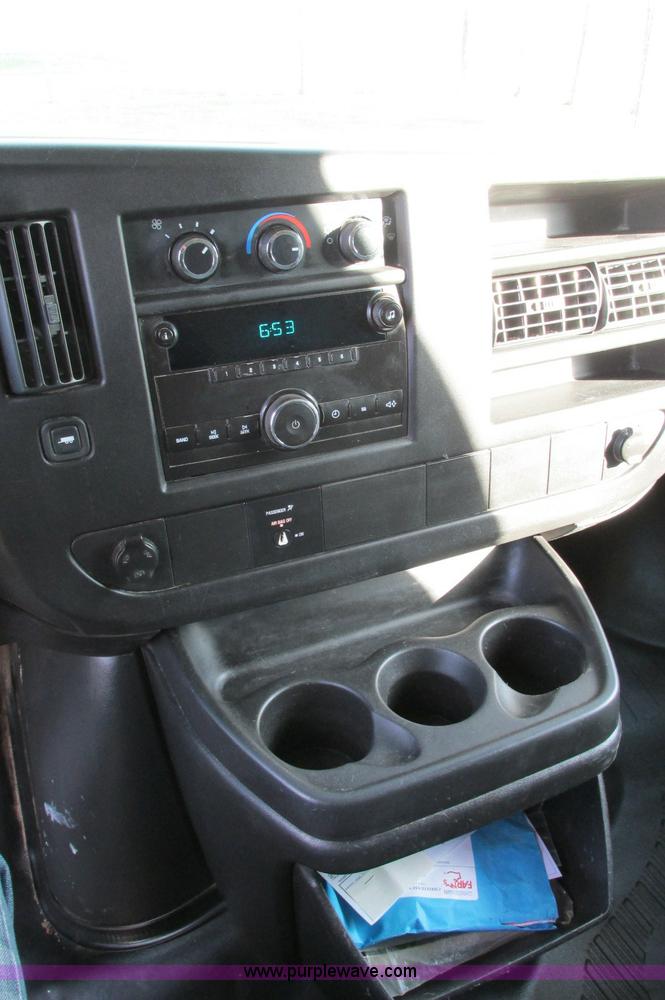 image for item E5216 2008 GMC Savana G2500 van