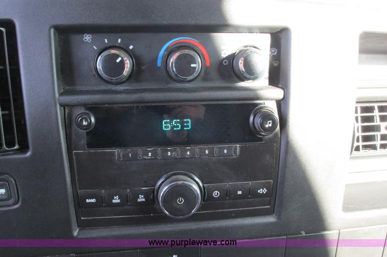 image for item E5216 2008 GMC Savana G2500 van