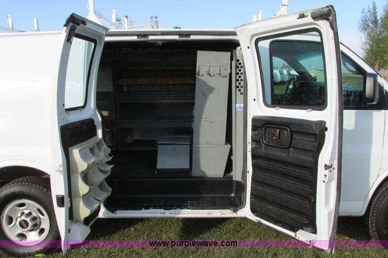image for item E5216 2008 GMC Savana G2500 van
