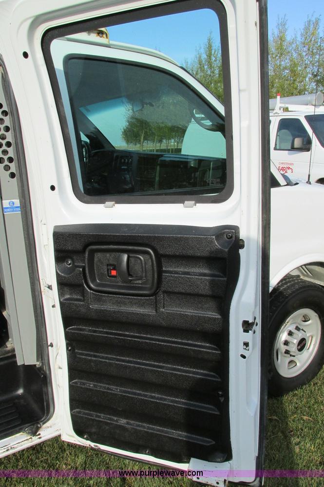 image for item E5216 2008 GMC Savana G2500 van