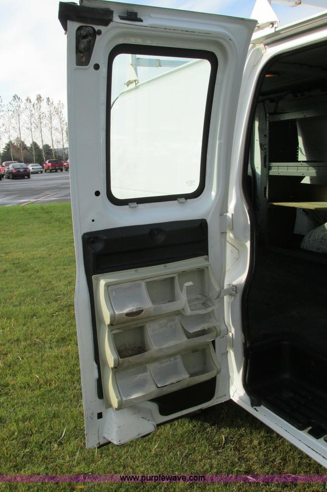 image for item E5216 2008 GMC Savana G2500 van