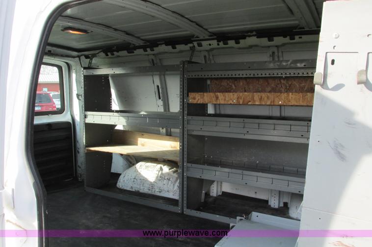 image for item E5216 2008 GMC Savana G2500 van