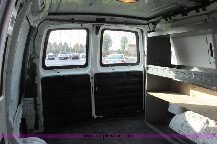 image for item E5216 2008 GMC Savana G2500 van