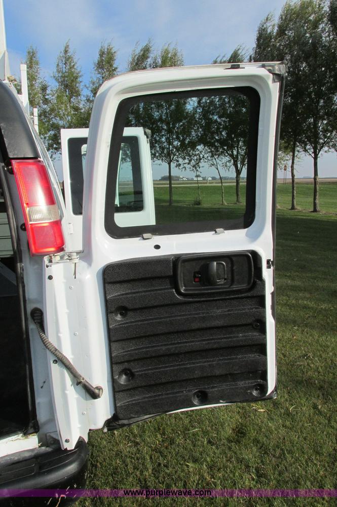 image for item E5216 2008 GMC Savana G2500 van